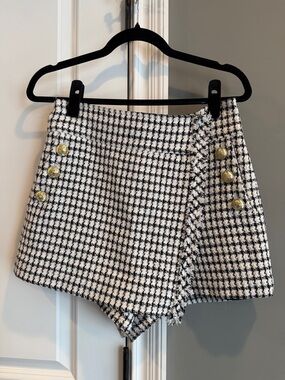 10 Crosby Derek Lam Black & White Houndstooth Skort Shorts with Gold Buttons